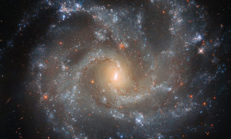 ثبت تصویری زیبا از یک کهکشان دوردست توسط هابل