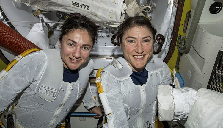 تعویض باتری ایستگاه فضایی بین المللی به دست دو زن